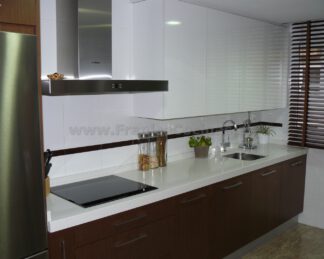 Muebles de Cocina: Elegancia Moderna en Blanco Laminado y Contraste Wengué