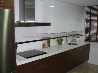 Muebles de Cocina: Elegancia Moderna en Blanco Laminado y Contraste Wengué