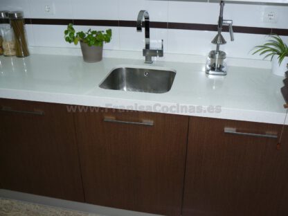 Muebles de Cocina: Elegancia Moderna en Blanco Laminado y Contraste Wengué - Imagen 11