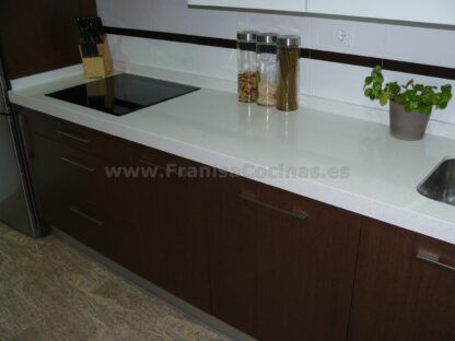 Muebles de Cocina: Elegancia Moderna en Blanco Laminado y Contraste Wengué - Imagen 12