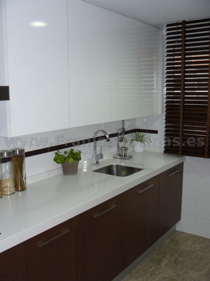 Muebles de Cocina: Elegancia Moderna en Blanco Laminado y Contraste Wengué - Imagen 13