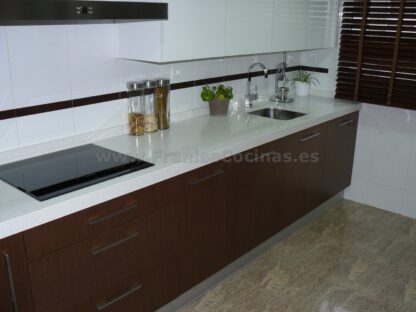 Muebles de Cocina: Elegancia Moderna en Blanco Laminado y Contraste Wengué - Imagen 14