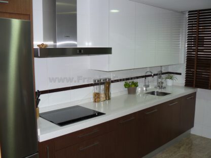 Muebles de Cocina: Elegancia Moderna en Blanco Laminado y Contraste Wengué - Imagen 15