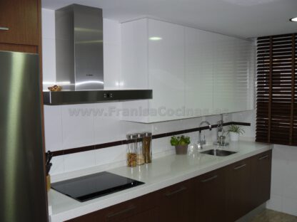 Muebles de Cocina: Elegancia Moderna en Blanco Laminado y Contraste Wengué - Imagen 16