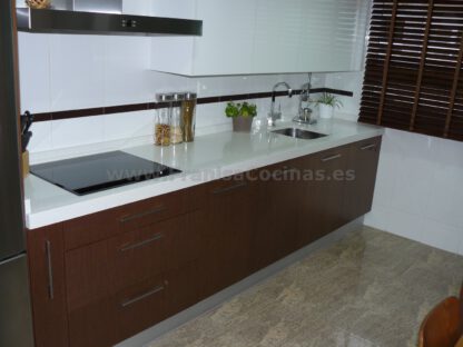 Muebles de Cocina: Elegancia Moderna en Blanco Laminado y Contraste Wengué - Imagen 17