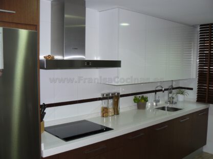 Muebles de Cocina: Elegancia Moderna en Blanco Laminado y Contraste Wengué - Imagen 18
