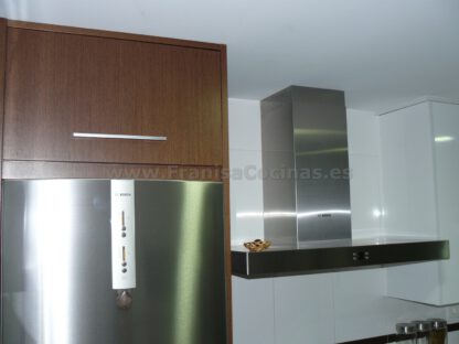 Muebles de Cocina: Elegancia Moderna en Blanco Laminado y Contraste Wengué - Imagen 3