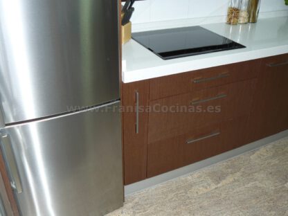 Muebles de Cocina: Elegancia Moderna en Blanco Laminado y Contraste Wengué - Imagen 4