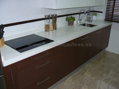Muebles de Cocina: Elegancia Moderna en Blanco Laminado y Contraste Wengué - Imagen 5