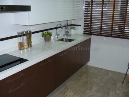 Muebles de Cocina: Elegancia Moderna en Blanco Laminado y Contraste Wengué - Imagen 6
