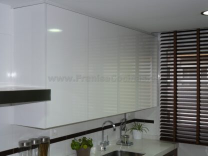 Muebles de Cocina: Elegancia Moderna en Blanco Laminado y Contraste Wengué - Imagen 7