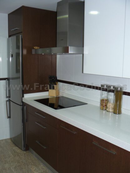 Muebles de Cocina: Elegancia Moderna en Blanco Laminado y Contraste Wengué - Imagen 10