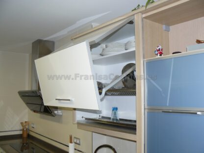 Muebles de cocina laminado blanco y madera - Imagen 9