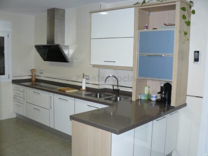 Muebles de cocina laminado blanco y madera - Imagen 2