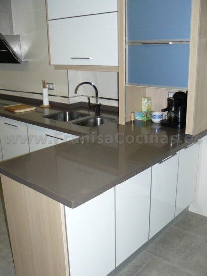 Muebles de cocina laminado blanco y madera - Imagen 3