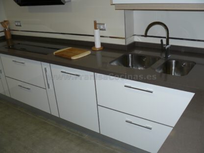 Muebles de cocina laminado blanco y madera - Imagen 5