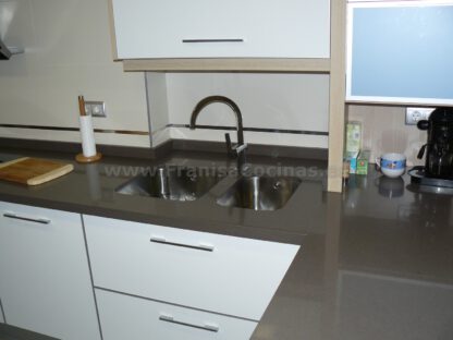 Muebles de cocina laminado blanco y madera - Imagen 6