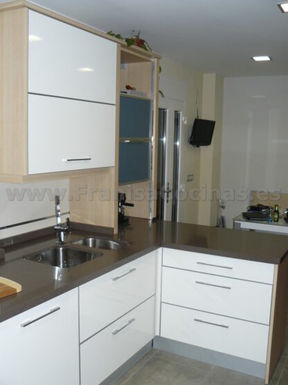 Muebles de cocina laminado blanco y madera - Imagen 4