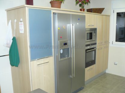 Muebles de cocina laminado blanco y madera - Imagen 8