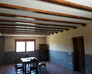 Vigas de madera con canes para merendero bodega
