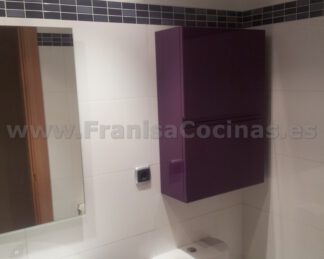 Mueble de baño lacado berenjena
