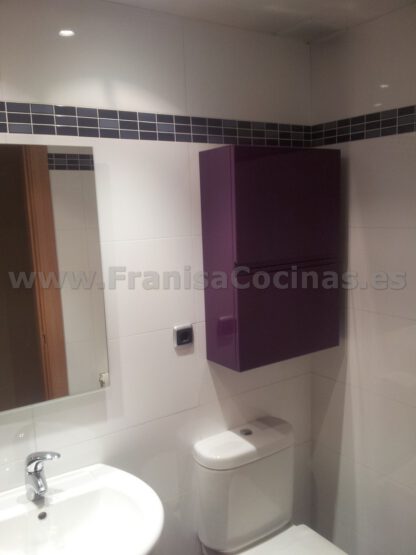 Mueble de baño lacado berenjena