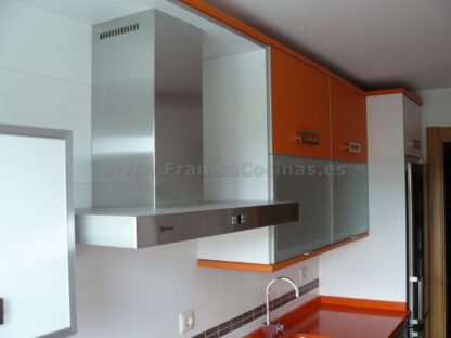 Muebles de cocina laminado blanco y naranja - Imagen 2