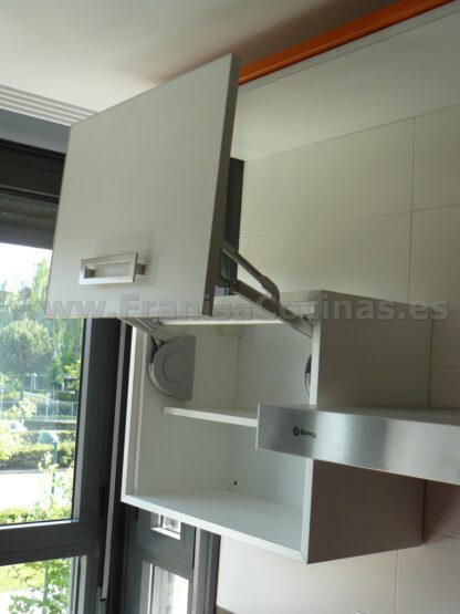Muebles de cocina laminado blanco y naranja - Imagen 12