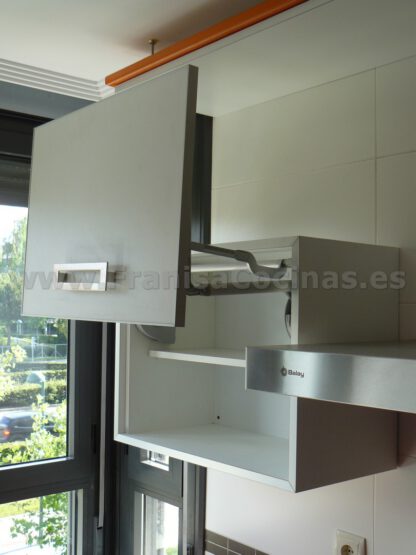 Muebles de cocina laminado blanco y naranja - Imagen 13