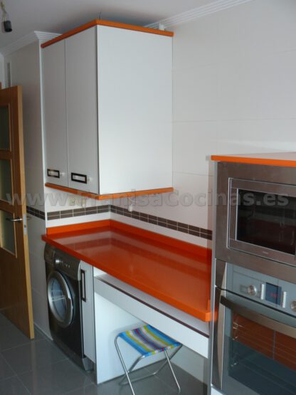Muebles de cocina laminado blanco y naranja - Imagen 17