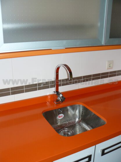 Muebles de cocina laminado blanco y naranja - Imagen 27