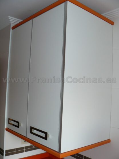 Muebles de cocina laminado blanco y naranja - Imagen 16