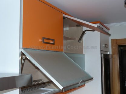 Muebles de cocina laminado blanco y naranja - Imagen 26