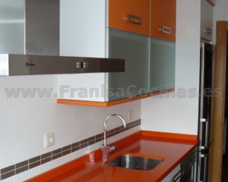Muebles de cocina laminado blanco y naranja