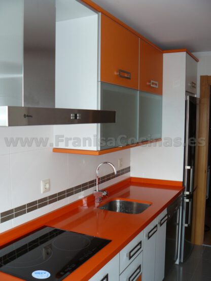 Muebles de cocina laminado blanco y naranja