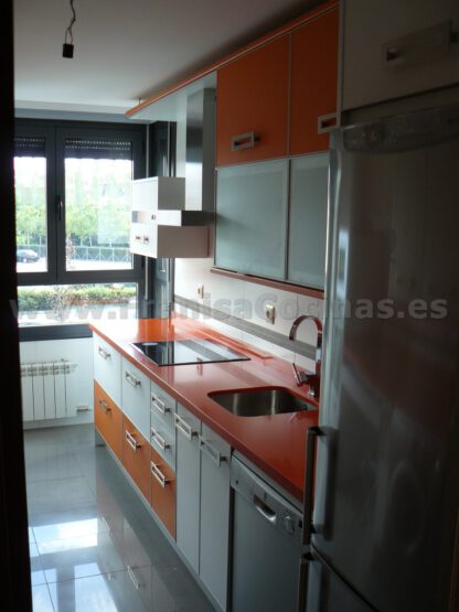 Muebles de cocina laminado blanco y naranja - Imagen 5