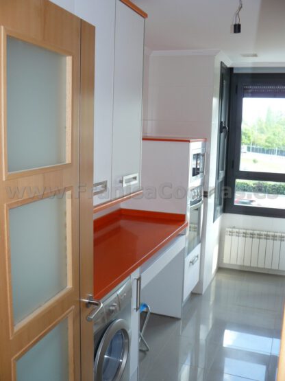 Muebles de cocina laminado blanco y naranja - Imagen 6