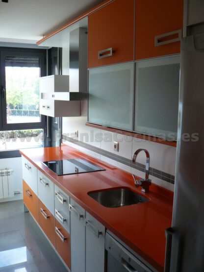Muebles de cocina laminado blanco y naranja - Imagen 7