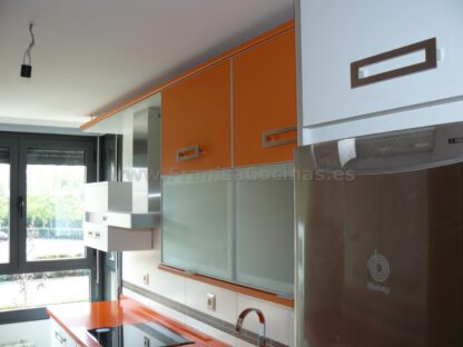 Muebles de cocina laminado blanco y naranja - Imagen 9