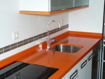 Muebles de cocina laminado blanco y naranja - Imagen 4