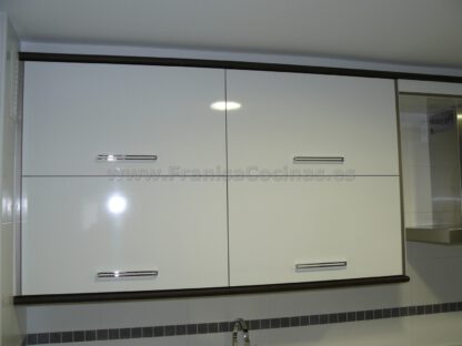 Muebles de cocina laminado blanco y wengue - Imagen 6