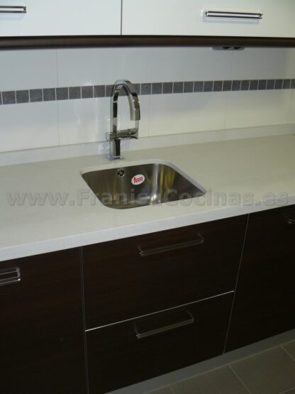 Muebles de cocina laminado blanco y wengue - Imagen 7