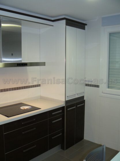 Muebles de cocina laminado blanco y wengue - Imagen 8
