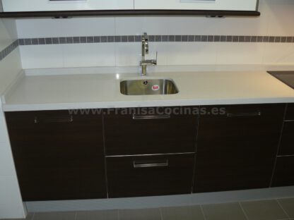 Muebles de cocina laminado blanco y wengue - Imagen 13
