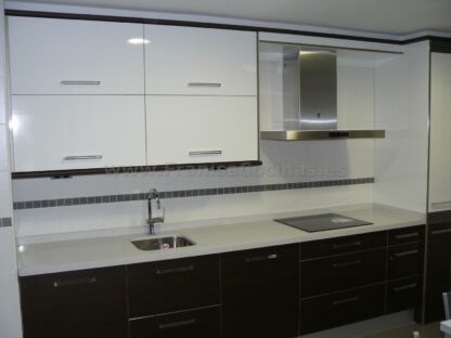 Muebles de cocina laminado blanco y wengue