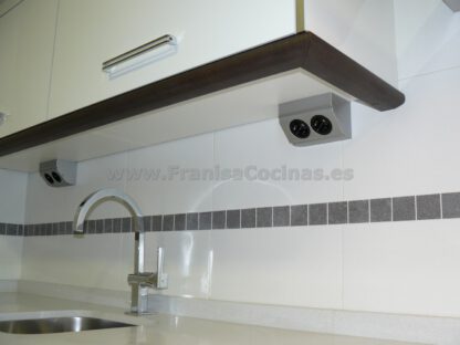 Muebles de cocina laminado blanco y wengue - Imagen 11