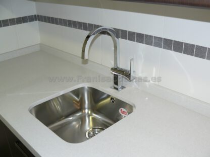 Muebles de cocina laminado blanco y wengue - Imagen 12