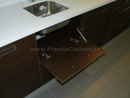 Muebles de cocina laminado blanco y wengue - Imagen 15