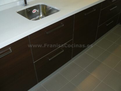 Muebles de cocina laminado blanco y wengue - Imagen 14