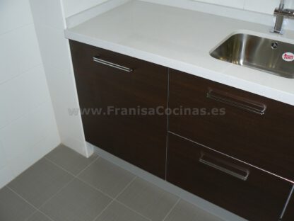 Muebles de cocina laminado blanco y wengue - Imagen 18